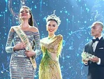 10 tháng đương nhiệm Miss Grand Thùy Tiên có 9 lần trao vương miện cho tân hoa hậu