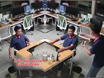 Thanh niên bắt bài đồng nghiệp giấu đồ ăn vào sọt rác