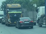 Xe Mercedes chạy ngược chiều bị tài xế container ép về đúng làn