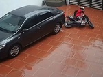 Cô gái đi xe đạp điện 'vồ ếch' liên tục với nền sân 'ma ám'