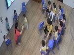Khoảnh khắc lịm tim của em bé chưa biết đi đến tìm cô giáo mầm non