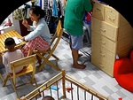 Mẹ bất lực khi con trai hát 'cả nhà thương nhau'