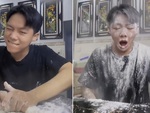 Chàng trai ra vẻ nhào bột khiến mặt được dịp trắng như trứng gà bóc