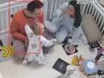 Bố mẹ hét lớn, vỡ òa hạnh phúc khi thấy con nhỏ biết đi