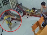 Bé trai đi loạng choạng như người say rượu sau khi quay vòng tròn