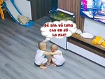 Xúc động cảnh cậu bé vỗ về em trai ốm