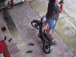 Ngã dập mông vì kê thang lên yên xe máy để trèo sửa mái tôn
