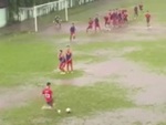 Chàng trai lập siêu phẩm đá phạt như Ronaldo