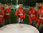 Cầu thủ Arsenal trổ tài lật chai nước