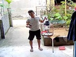 Người đàn ông tiếc ngẩn ngơ vì chim bay mất khi mang chơi
