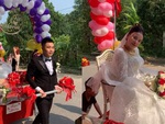 Chú rể rước dâu bằng xe hoa 'chạy bằng cơm'