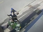 Cô gái hú hồn khi xe đạp điện lên dốc bị bốc đầu