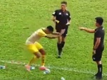 Cầu thủ tức tưởi nhận thẻ đỏ vì vô tình sút chai nước vào trọng tài biên