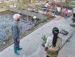Người đàn ông say rượu trút giận vào cột cổng bị nghiệp quật