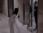 Thanh niên vội bấm thang máy từ chối khi 'ma nữ' xin đi cùng