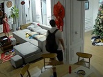 Chồng nhậu về khuya bị vợ cầm roi rượt chạy quanh nhà