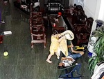 Con gái lấy chăn nhẹ nhàng đắp cho bố ngủ