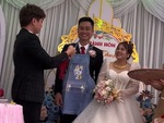 Cô dâu chú rể cười như được mùa trước quà cưới của hội bạn thân