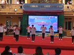 Nhóm nam sinh múa mừng ngày 20-11 khiến cả trường cười như được mùa
