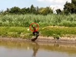 Chàng trai hú hồn nhảy xuống sông khi thấy 'trăn khổng lồ' sau lưng