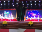 Nhóm nam sinh mặc váy biểu diễn bài múa 'Hồ thiên nga'
