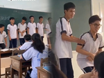 Cả lớp cười bò trước trò chơi nhún theo các dấu của bài thơ 'Sóng'