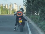 Cô gái chật vật khi lái xe mô tô