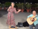 Cụ bà 73 tuổi cover bài 'Thu ca' như nuốt đĩa