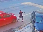 Chàng trai đi bộ dưới lòng đường hú hồn vì suýt bị ô tô tông