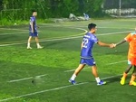 Chàng trai phản lưới nhà được đối thủ bắt tay cảm ơn