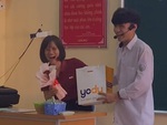 Màn tặng quà 20-11 siêu hài hước của học trò khiến cô giáo phì cười