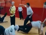 Võ sư vận công khiến đối thủ chưa chạm vào người đã ngã sấp ngửa
