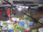 Thanh niên ngã vào sạp rau vì phanh xe máy quá ăn