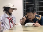 Bố ăn chậm để con gái biết cảm giác chờ đợi
