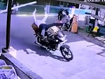 Chàng trai chạy xe máy đập mặt vào barie khi bám đuôi ô tô