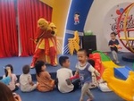 Bé trai khóc thét khi cầm rìu nhựa lên đánh Tôn Ngộ Không