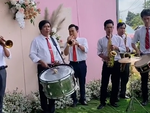 Đám cưới con gái, 'chủ trại hòm' bê nguyên đội kèn tây lên biểu diễn