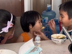Anh trai 'quyền lực' nịnh em nhỏ ăn cơm ngon lành