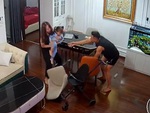 Mẹ lao như siêu nhân đỡ con gái thoát cú ngã đau