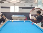 Chàng trai chắp tay lạy bạn vì liên tục lượm siêu phẩm bida rùa
