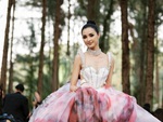 Hoa hậu Mutya Datul diện đầm 20kg, chật vật catwalk giữa rừng