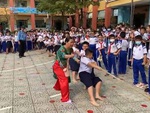 Cô giáo cổ vũ còn mệt hơn cả trò kéo co
