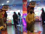 Chàng trai sưng tay vì đấm hụt vào máy đo lực
