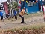 Người đàn ông ngã dập mông khi làm trọng tài kéo co
