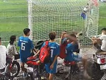Chàng trai tung cú sút uy lực khiến khán giả hú hồn