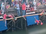 Bé trai ngã nhào xuống ao khi chơi trò đập bao bố trên cầu khỉ