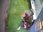 Mải chơi game, hai chàng trai hú hồn khi rắn bò dưới chân