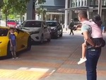 Hành động đẹp của vị đại gia khi cậu bé 'sống ảo' bên Lamborghini