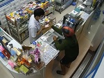 Dược sĩ đứng hình khi bị khách giả vờ mua thuốc để cướp điện thoại