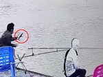 Cần thủ tay không bắt chim én đang bay một nốt nhạc